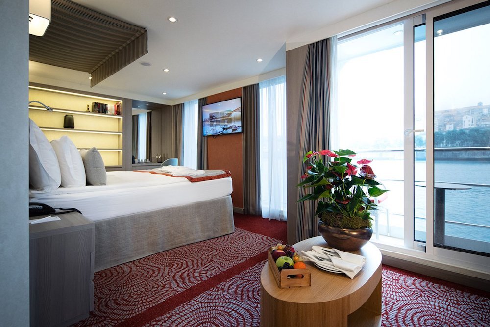 Balkonsuite mit Panoramafenster und Balkon