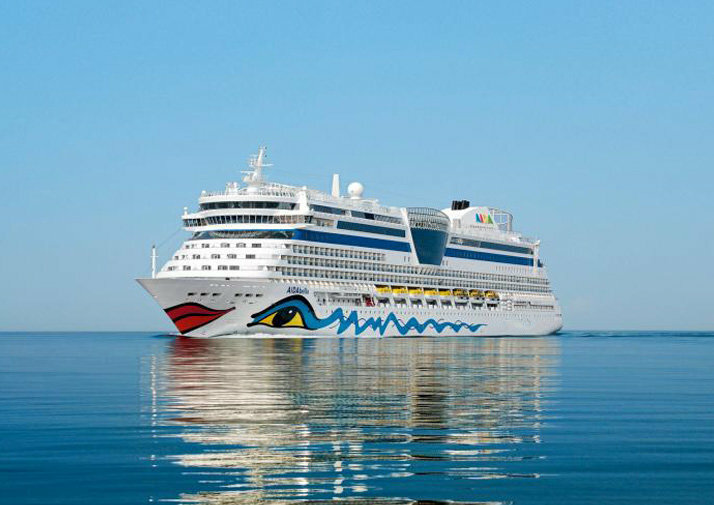 AIDAbella Kreuzfahrtschiff auf ruhiger See mit Spiegelung des klaren Himmels.