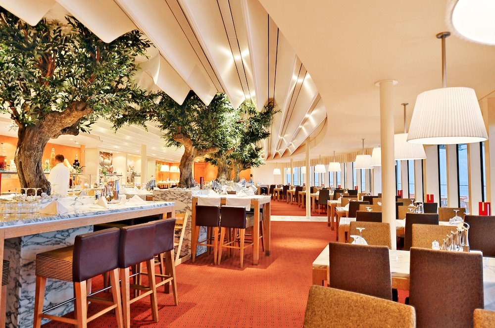 Bella Vista Restaurant mit Baumbewuchs und eleganter Ausstattung an Bord.