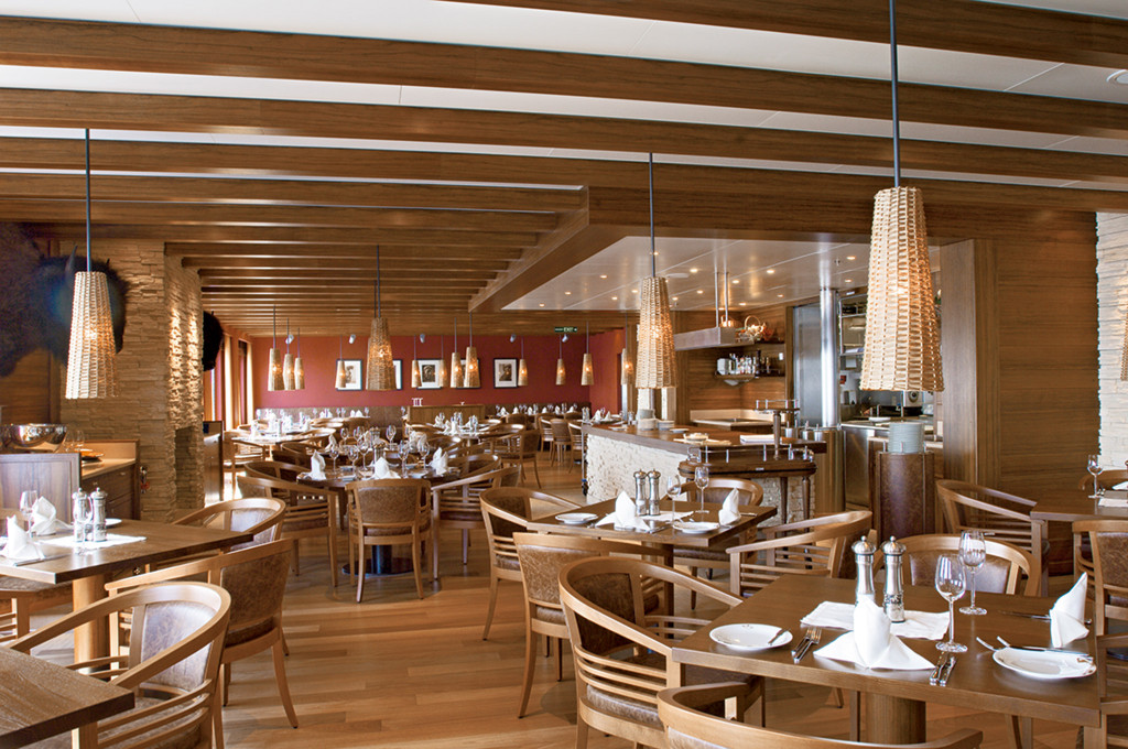 Buffalo Steak House Restaurant mit Holzmöbeln und Meerblick