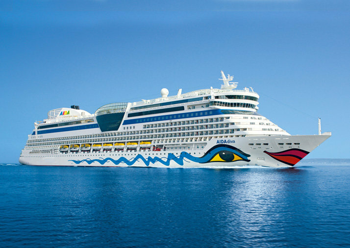 Großes modernes Hochsee-Kreuzfahrtschiff AIDAdiva auf offener See.