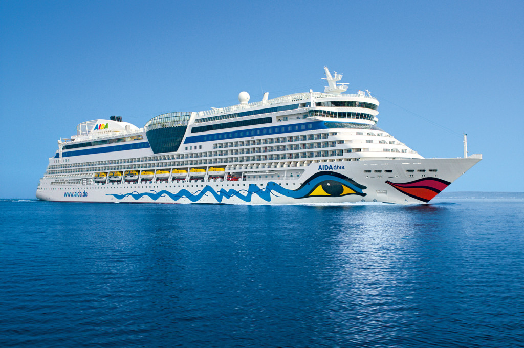AIDAdiva Kreuzfahrtschiff mit charakteristischem Augendesign auf Hochsee