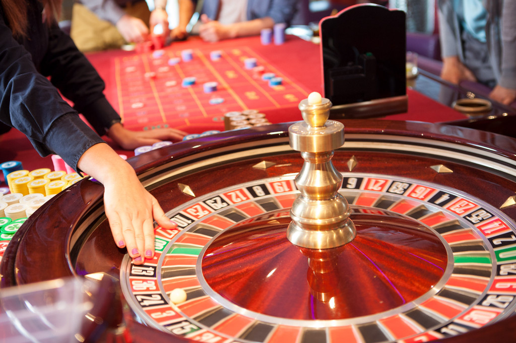 Casino mit Roulettetisch und Spielchips an Bord eines Kreuzfahrtschiffes