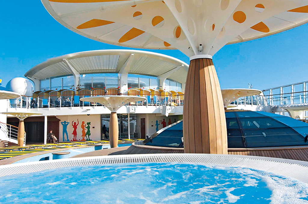 Pooldeck mit Sonnendächern und Liegen unter freiem Himmel auf dem Schiff