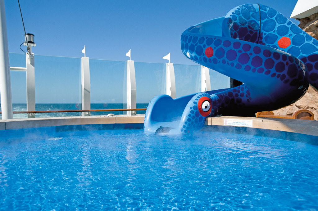 Kinderbereich mit Wasserrutsche auf dem Pooldeck eines Schiffes