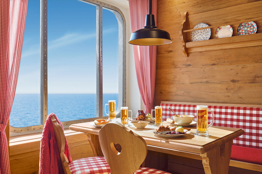Traditionales Almhütten-Restaurant mit Holzdekor, Karo-Gardinen und Meerblick.