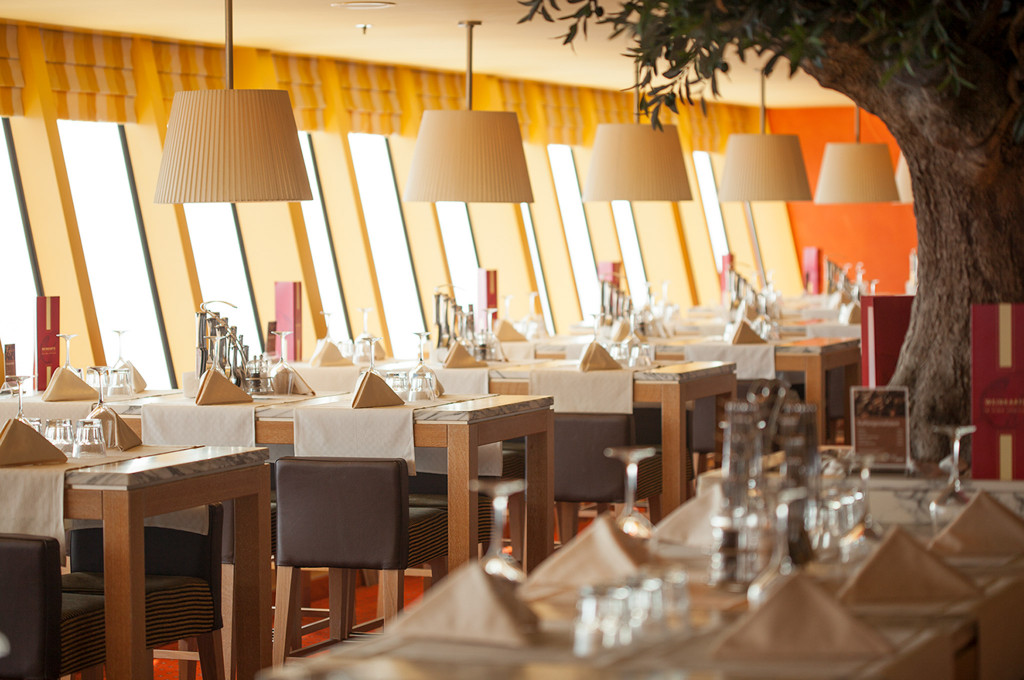 Bella Vista Restaurant mit Bäumen und eleganter Tischdeckung an Bord