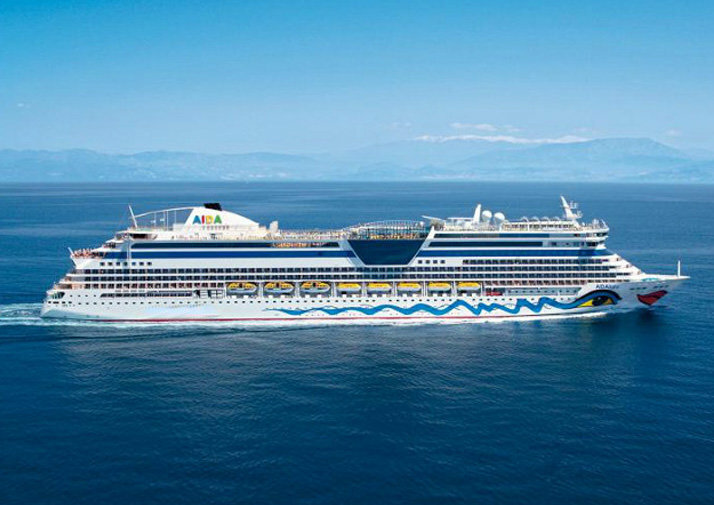 Kreuzfahrtschiff in voller Fahrt auf offener See aus der Vogelperspektive