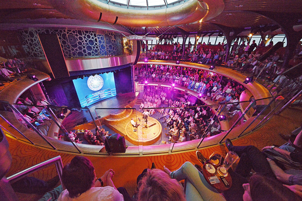 Theatrium Theater mit mehrstöckigen Sitzplätzen und Show-Bühne an Bord