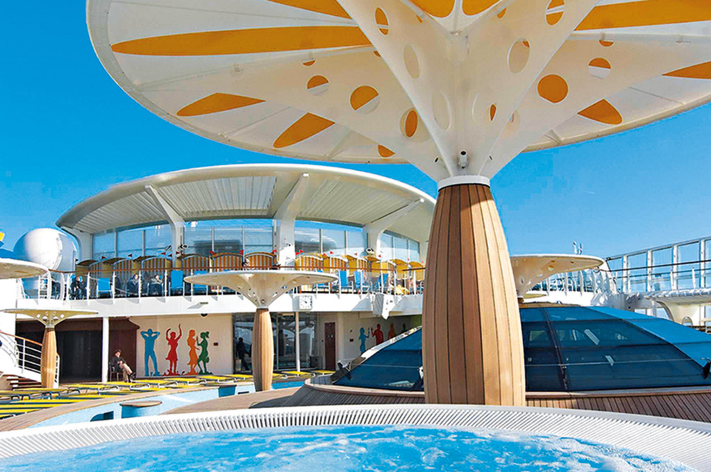 Pooldeck mit Sonnendächern und Liegen unter freiem Himmel