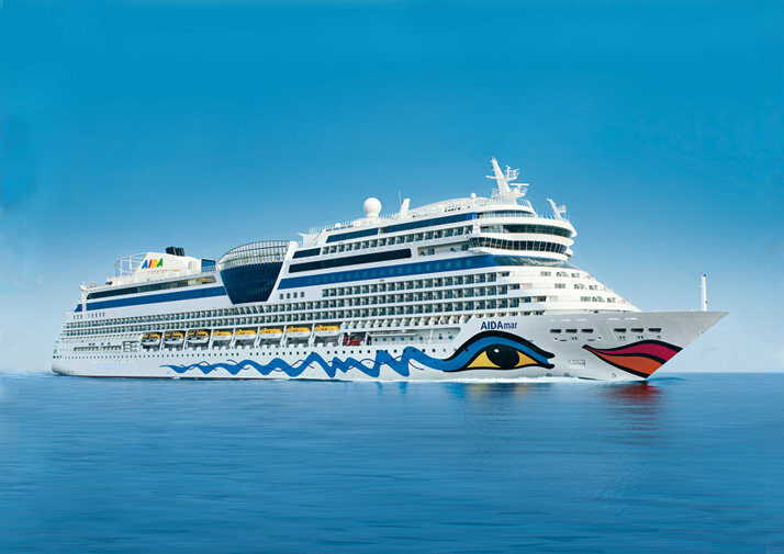 Modernes Hochsee-Kreuzfahrtschiff AIDAmar auf blauem Ozean.