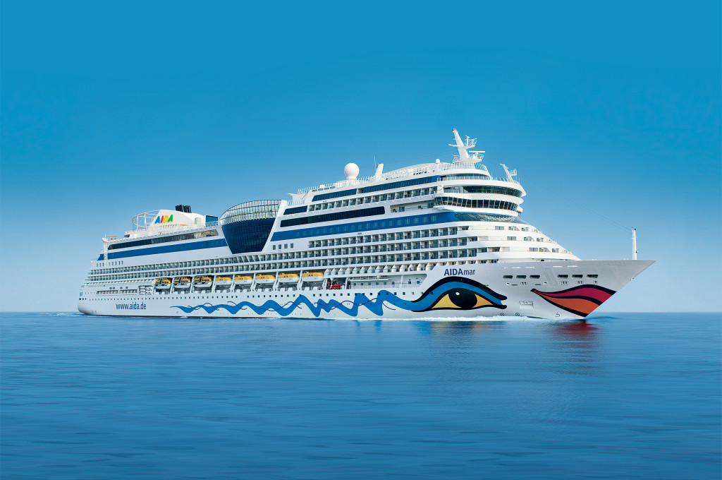 AIDAmar auf ruhiger See, Seitenansicht mit charakteristischem AIDA-Design am Bug