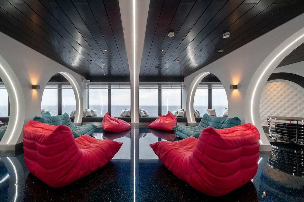 Teens Lounge Wave Club mit modernem Interieur und Entspannungsbereichen.