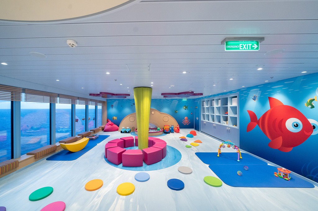 Mini Club mit Unterwasser-Thema, buntem Design und Spielzeugen für kleine Kinder.