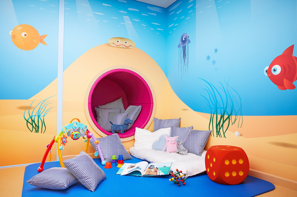 Mini Club mit Unterwasser-Deko, gemütlichen Kuschelbereich und Aktivitätsspielzeug.