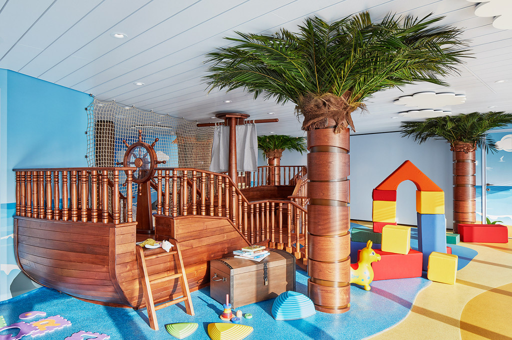 Mini Club Kids Club mit Schiff-Spielzeug, Rutschen und buntem Spielbereich für Kinder.