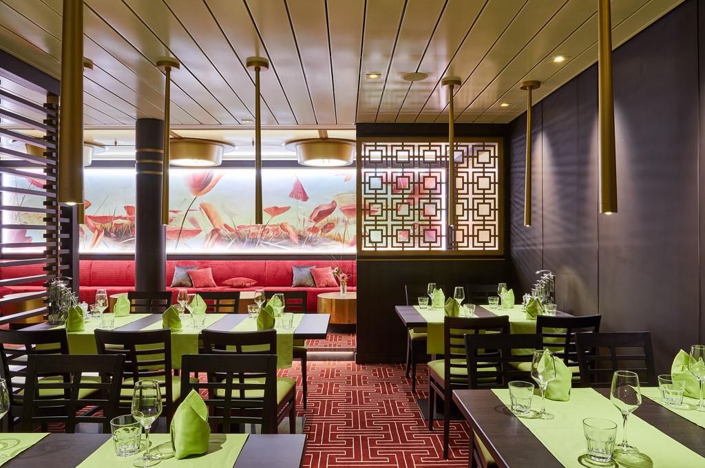 East Restaurant mit minimalistischem asiatischem Design und gehobenes Dinner-Setting.