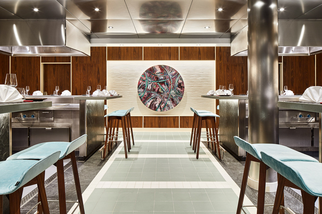 East Restaurant mit modernem asiatischem Interieur und Meerblick-Fenster.