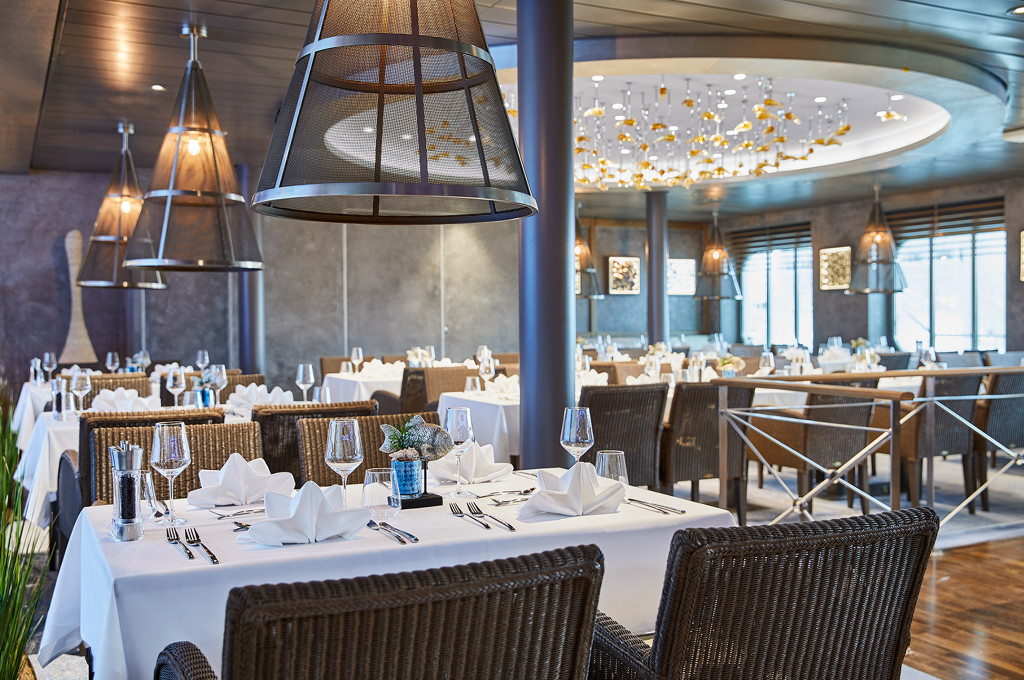 Ocean's Fischrestaurant mit eleganter Ausstattung, Kronleuchtern und gehobenes Dinner-Setting.