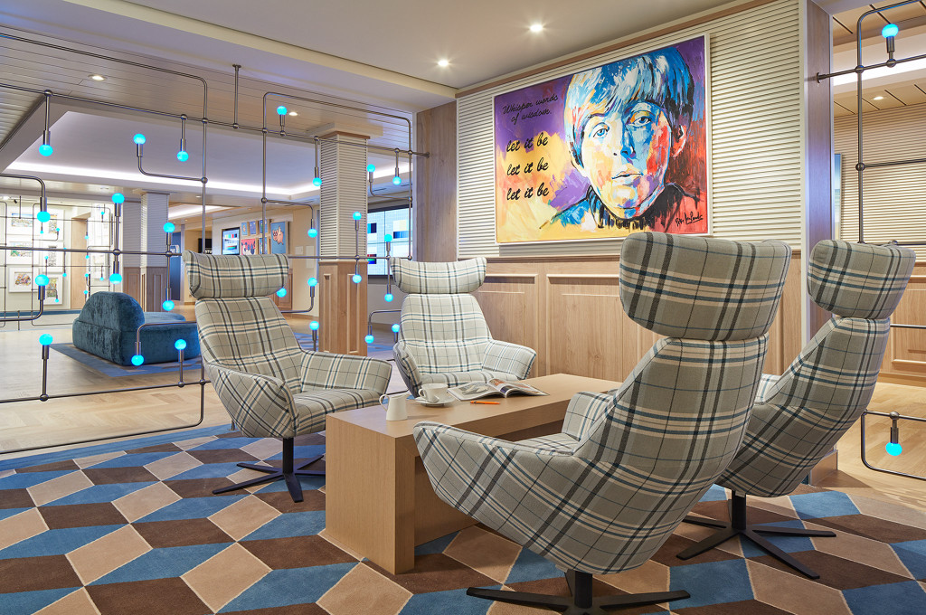 Art Gallery Lounge mit modernen Sesseln, Pop-Art und Kunstausstellungsflächen.
