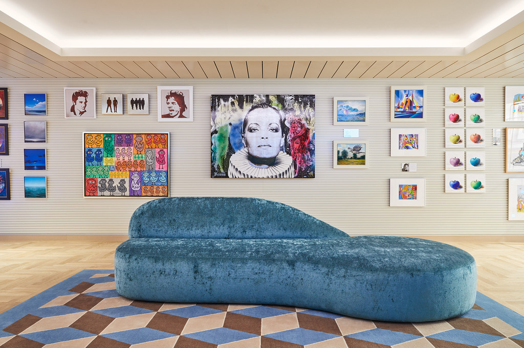 Art Gallery mit eingerahmten Kunstwerken, Popkultur-Motiven und gehobenes Interieur.