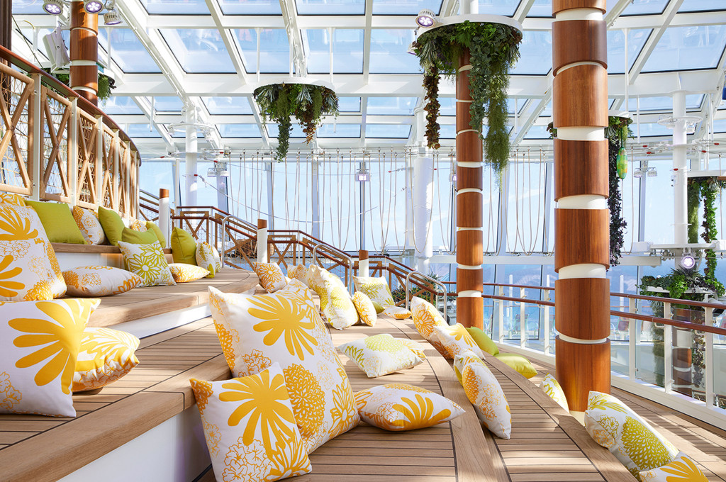 Four Elements Lounge mit großflächigen Fenstern, heller Beleuchtung und modernem Design.