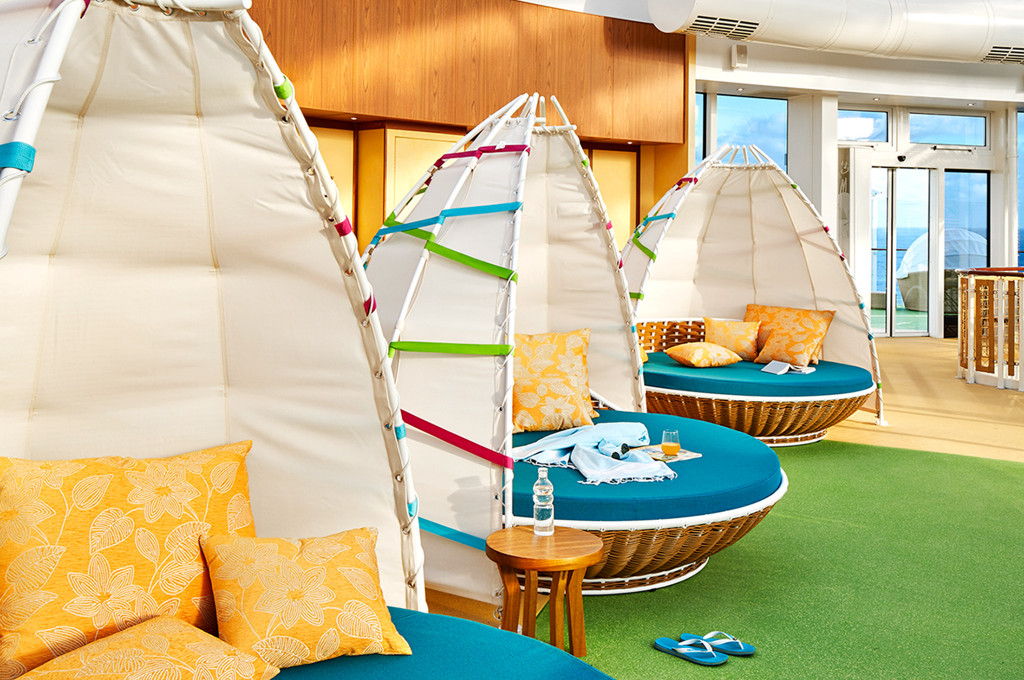 Beach Club Lounge mit modern ausgestatteten Sitzbereich und Meerblick.