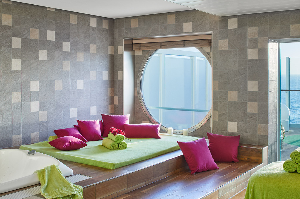 Spa-Behandlungsraum mit Ruhebereich, Kissen und minimalistischem Design auf AIDAnova.