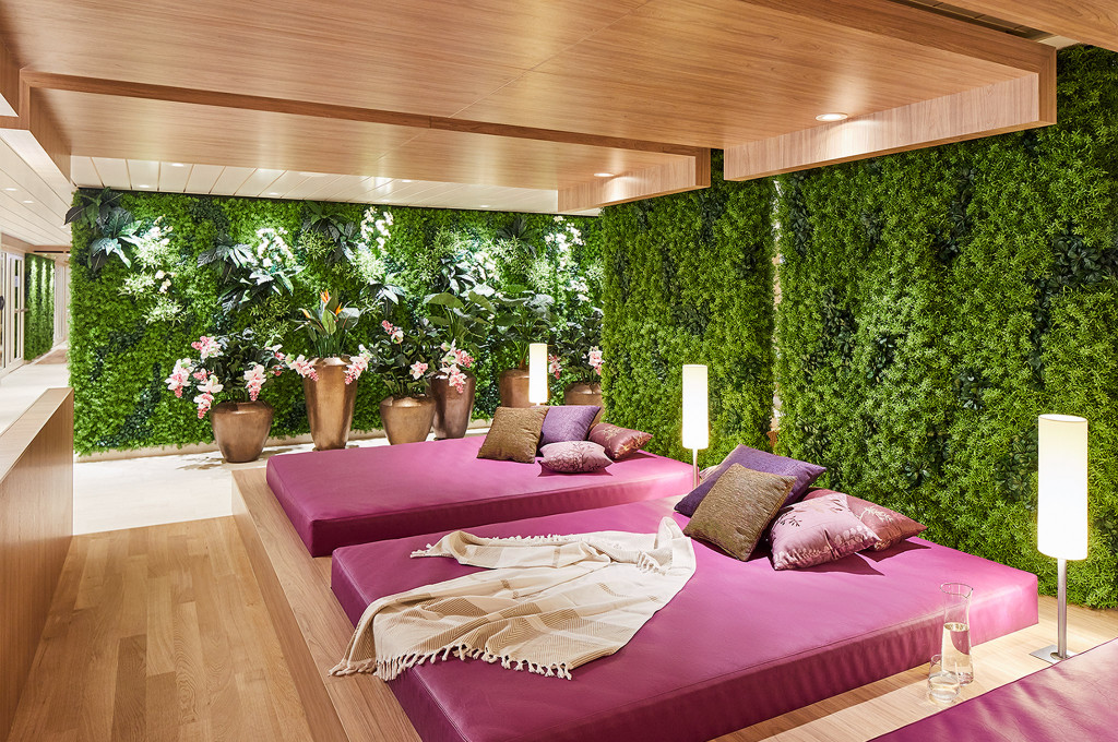 Wellness Oase mit Liegen, grünen Pflanzen und ruhiger Atmosphäre für Entspannung.