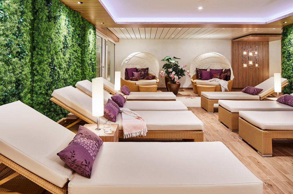 Exklusiver Wellnessbereich mit Liegen, grüner Begrünung und modernem Spa-Design.