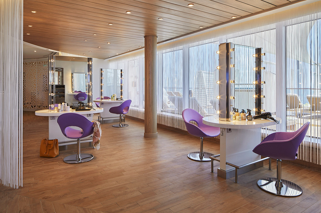 Friseurstudio mit modernen Sesseln und Spiegeln für professionelle Haarpflege.