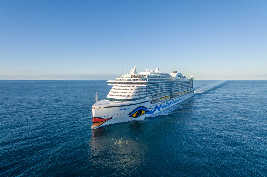 AIDAprima Hochseekreuzfahrtschiff im Meer mit Bug und Schiffsflanke.