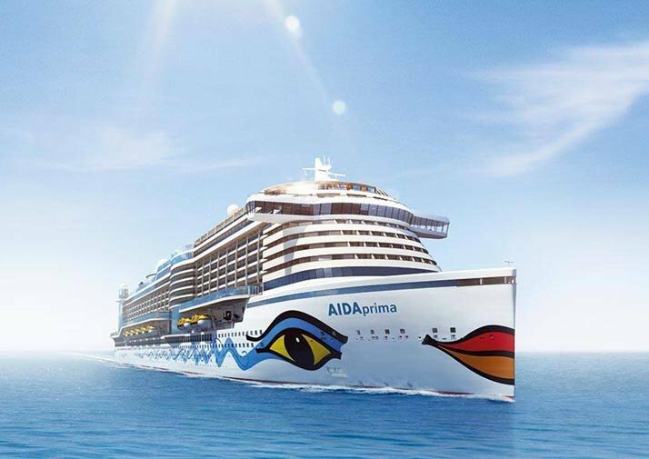 Großer Außenpool mit Liegeflächen und Entspannungsbereichen auf dem Schiff.