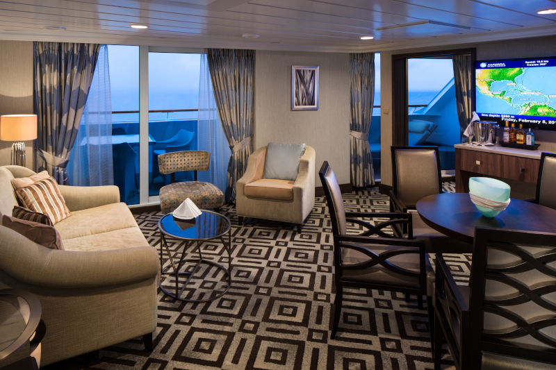 Club Ocean Suite auf der Azamara Journey mit Wohnzimmer und Ausstattung