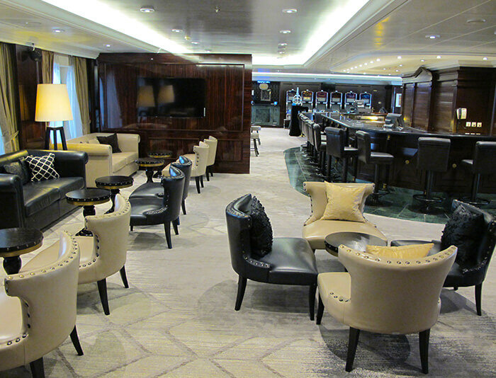 Moderne Bar mit eleganter Ausstattung und Beleuchtung