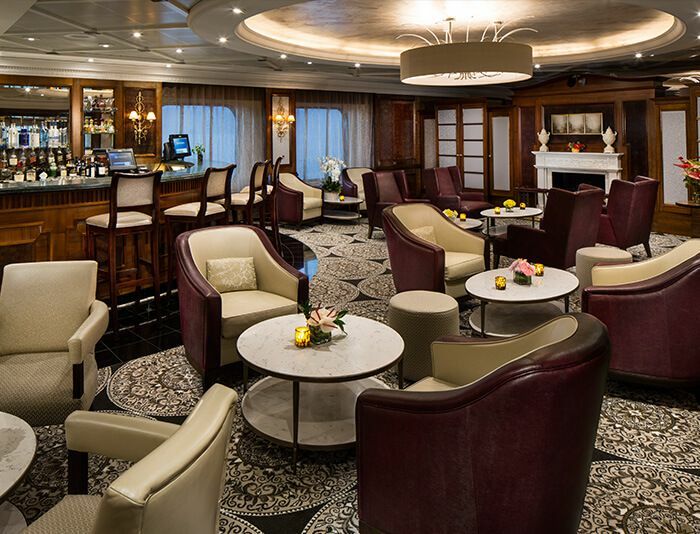 Elegante Bar und Lounge mit großen Fenstern, Kamin und modernem Interieur