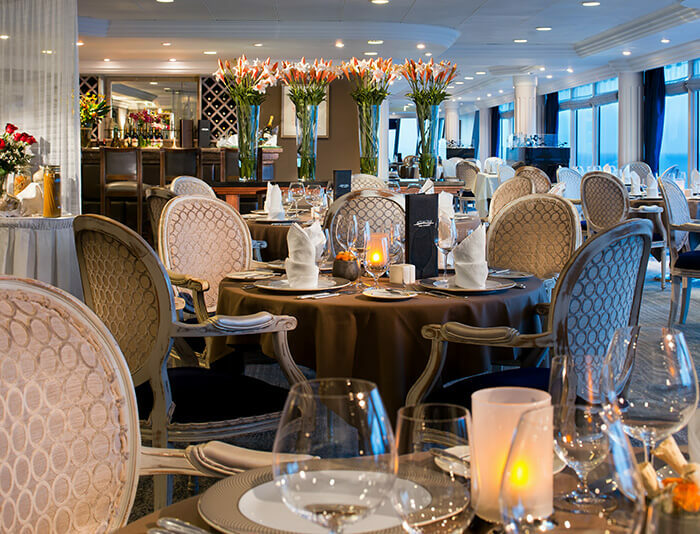 Elegantes à-la-carte Restaurant mit großen Fenstern und Meerblick