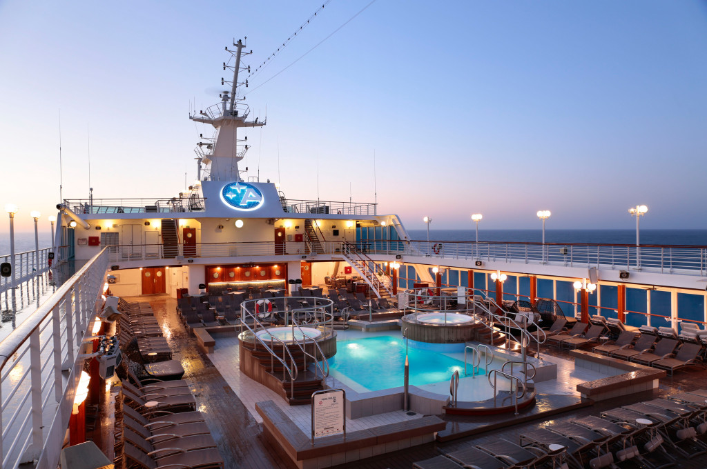 Pooldeck und Heckbereich der Azamara Journey beim Sonnenuntergang.