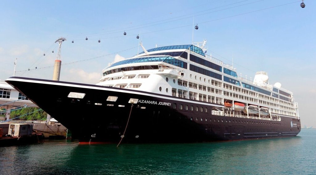 Die Azamara Journey liegt im Hafen mit mehreren Kabinen sichtbar an der Seite.