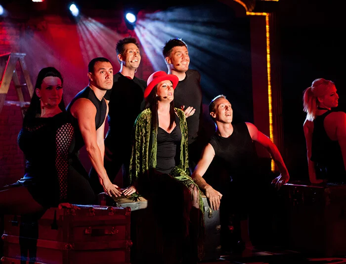Cabaret Lounge mit moderner Bühne und Sitzplätzen für Live-Entertainment