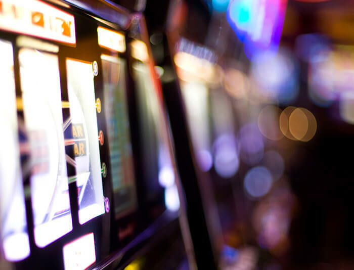 Modernes Casino mit Spielautomaten und eleganter Beleuchtung