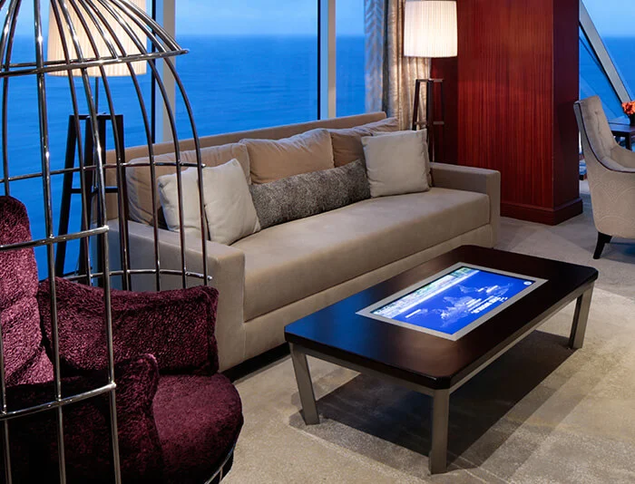 Elegante Lounge mit großen Fenstern, moderner Einrichtung und Meerblick