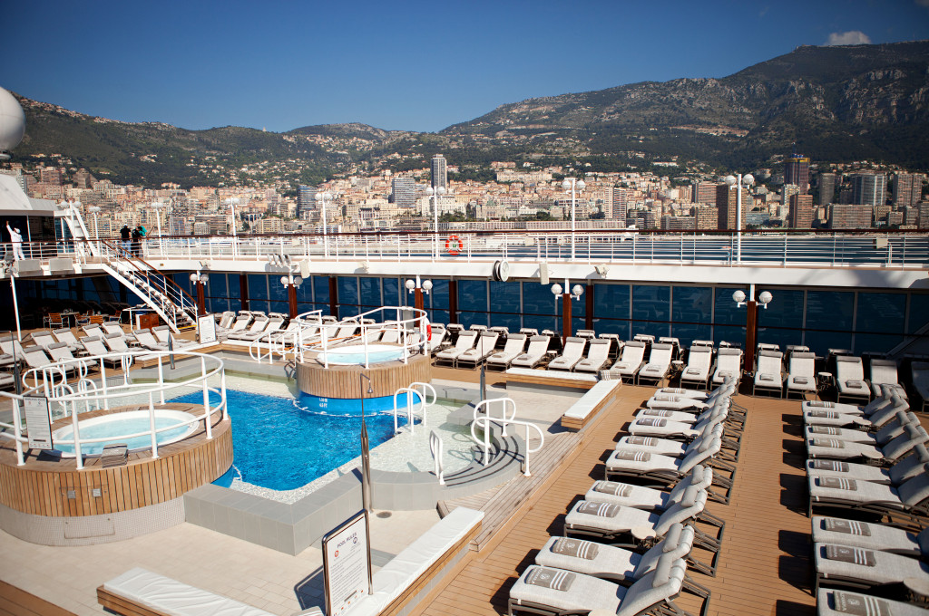 Pooldeck auf Azamara Journey mit Liegen und Meerblick.