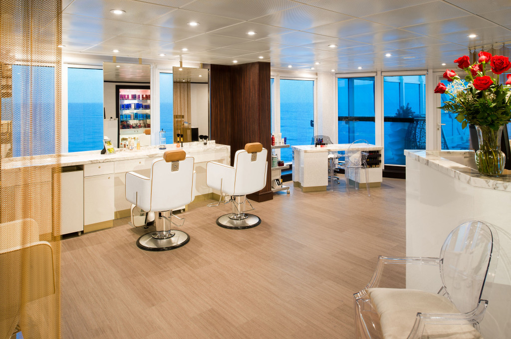 Friseur an Bord der Azamara Journey mit Meerblick.