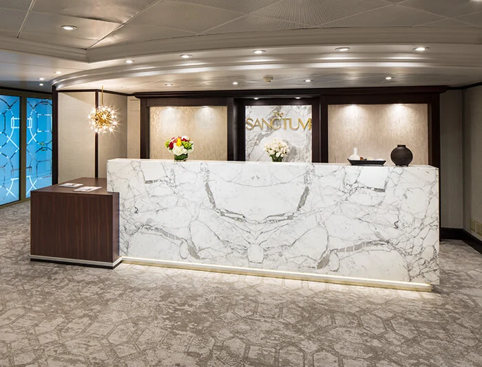Elegante Spa Rezeption mit modernem Design und Wellness-Angebot