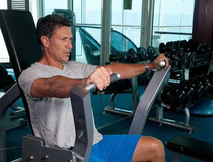 Modernes Fitnesscenter mit Trainingsgeräten und Meerblick