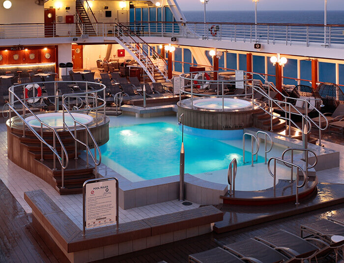Eleganter Swimmingpool auf dem Sonnendeck mit Meerblick