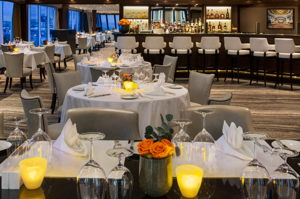 Steakhaus Prime C Restaurant mit eleganter Ausstattung an Bord der Azamara Pursuit.