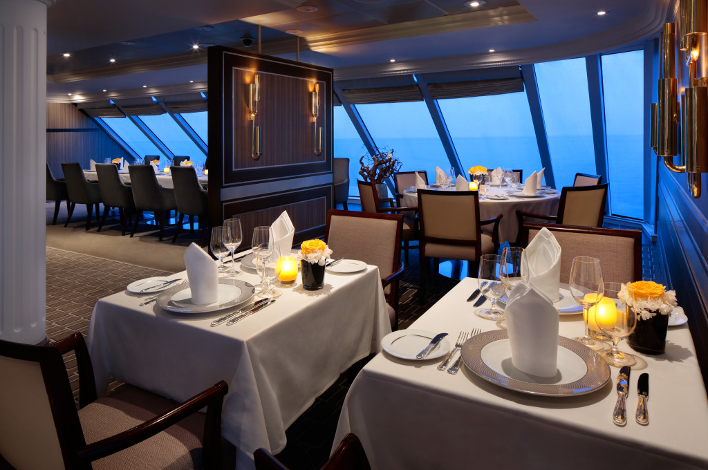 Restaurant Aqualina mit eleganter Bestuhlung und Dekoration an Bord der Azamara Pursuit.