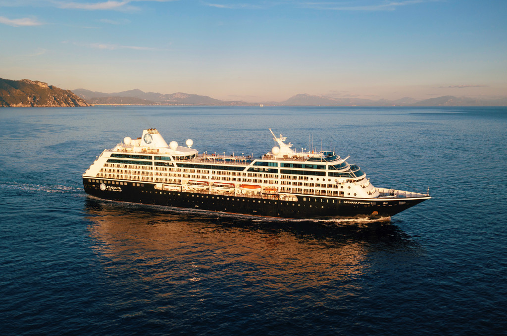 Azamara Pursuit Hochseekreuzfahrtschiff auf dem Meer mit Küstenlandschaft